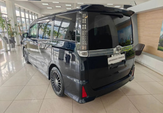 Подержанный автомобиль Toyota Voxy Minivan 2015 года (7 фото)