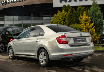 Подержанный автомобиль Skoda Rapid Liftback 2014 года (5 фото)