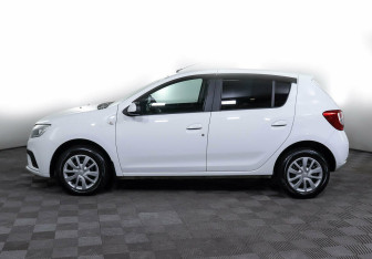 Подержанный автомобиль Renault Sandero 2021 года (3 фото)