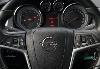 Подержанный автомобиль Opel Astra Hatchback 2012 года (15 фото)
