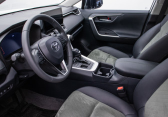 Подержанный автомобиль Toyota RAV4 2024 года (10 фото)
