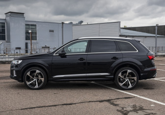 Подержанный автомобиль Audi Q7 2021 года (9 фото)