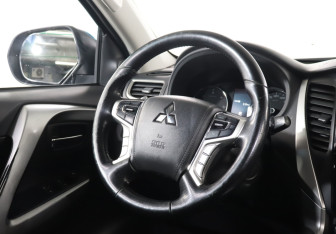 Подержанный автомобиль Mitsubishi Pajero Sport 2019 года (15 фото)