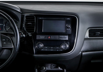 Подержанный автомобиль Mitsubishi Outlander 2015 года (13 фото)