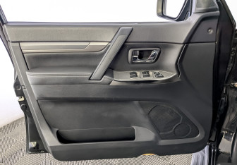 Подержанный автомобиль Mitsubishi Pajero 2014 года (19 фото)