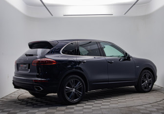 Подержанный автомобиль Porsche Cayenne 2015 года (5 фото)