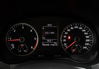 Подержанный автомобиль Volkswagen Amarok 2015 года (13 фото)