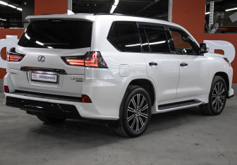 Подержанный автомобиль Lexus LX 2019 года (5 фото)
