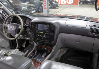 Подержанный автомобиль Toyota Land Cruiser Suv 2002 года (11 фото)