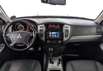 Подержанный автомобиль Mitsubishi Pajero 2017 года (14 фото)