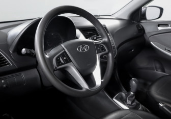 Подержанный автомобиль Hyundai Solaris Hatchback 2013 года (14 фото)