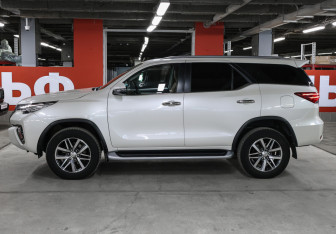 Подержанный автомобиль Toyota Fortuner 2018 года (8 фото)