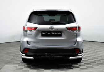 Подержанный автомобиль Toyota Highlander 2015 года (6 фото)