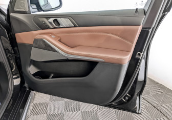 Подержанный автомобиль BMW X7 2021 года (26 фото)