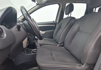 Подержанный автомобиль Nissan Terrano 2014 года (10 фото)