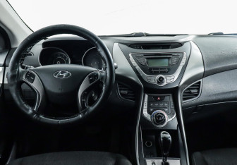 Подержанный автомобиль Hyundai Elantra Sedan 2012 года (9 фото)