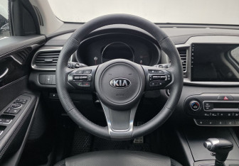 Подержанный автомобиль Kia Sorento 2017 года (11 фото)