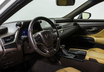 Подержанный автомобиль Lexus ES 2018 года (10 фото)