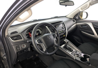 Подержанный автомобиль Mitsubishi Pajero Sport 2018 года (16 фото)