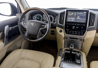 Подержанный автомобиль Toyota Land Cruiser Suv 2016 года (30 фото)