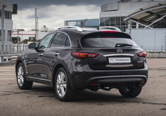 Подержанный автомобиль Infiniti QX70 2014 года (7 фото)