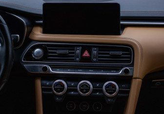 Подержанный автомобиль Genesis G70 2022 года (14 фото)