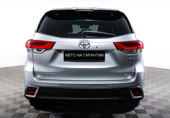 Подержанный автомобиль Toyota Highlander 2018 года (6 фото)