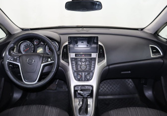 Подержанный автомобиль Opel Astra Hatchback 2011 года (13 фото)