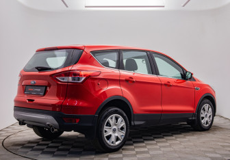 Подержанный автомобиль Ford Kuga 2015 года (5 фото)