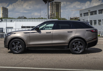 Подержанный автомобиль Land Rover Range Rover Velar 2017 года (2 фото)