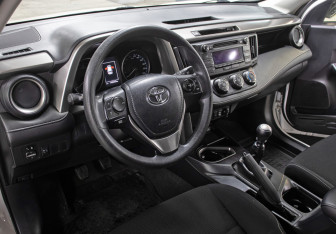 Подержанный автомобиль Toyota RAV4 2016 года (16 фото)