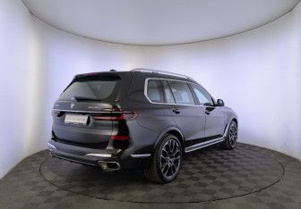 Подержанный автомобиль BMW X7 2024 года (5 фото)