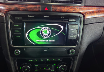 Подержанный автомобиль Skoda Superb Liftback 2011 года (20 фото)