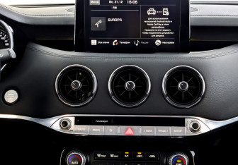 Подержанный автомобиль Kia Stinger 2021 года (15 фото)