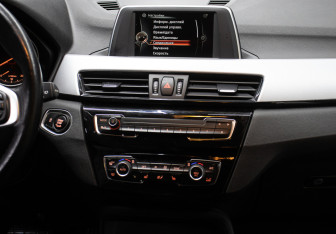 Подержанный автомобиль BMW X1 2015 года (15 фото)