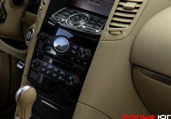 Подержанный автомобиль Infiniti QX70 2016 года (14 фото)