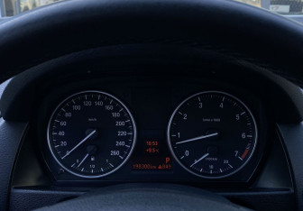 Подержанный автомобиль BMW X1 2011 года (21 фото)