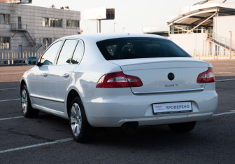 Подержанный автомобиль Skoda Superb Liftback 2012 года (7 фото)