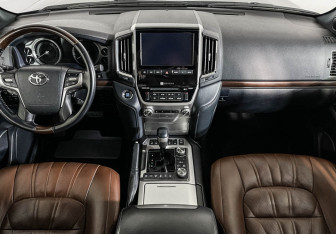 Подержанный автомобиль Toyota Land Cruiser Suv 2019 года (12 фото)
