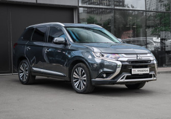 Подержанный автомобиль Mitsubishi Outlander 2019 года (3 фото)