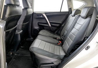 Подержанный автомобиль Toyota RAV4 2017 года (13 фото)
