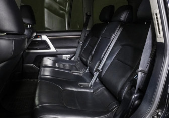 Подержанный автомобиль Toyota Land Cruiser Suv 2015 года (14 фото)