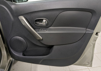 Подержанный автомобиль Renault Sandero 2016 года (17 фото)