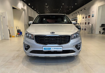 Подержанный автомобиль Kia Carnival 2018 года (2 фото)