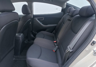 Подержанный автомобиль Hyundai Elantra Sedan 2012 года (11 фото)