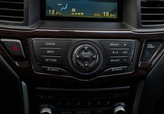 Подержанный автомобиль Nissan Pathfinder 2016 года (23 фото)