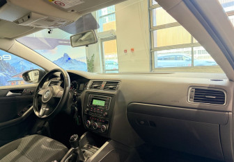 Подержанный автомобиль Volkswagen Jetta Sedan 2014 года (10 фото)