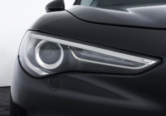 Подержанный автомобиль Alfa Romeo Stelvio 2017 года (22 фото)