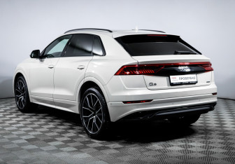 Подержанный автомобиль Audi Q8 2022 года (7 фото)