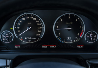 Подержанный автомобиль BMW X6 2015 года (12 фото)